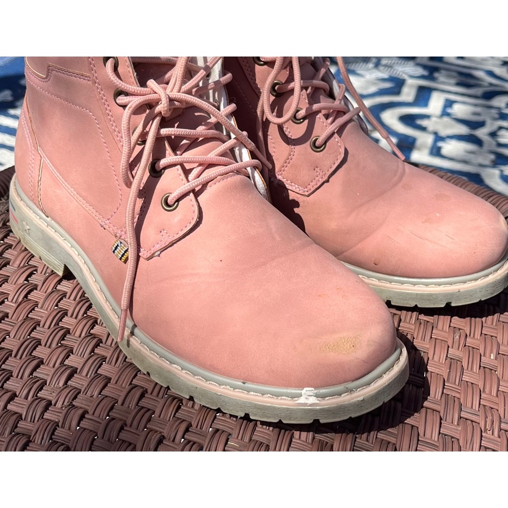 Quatchi Women’s Pink Boots, fleece lined, SZ 42, 10 to 10 1/2 US.Verycomfortable